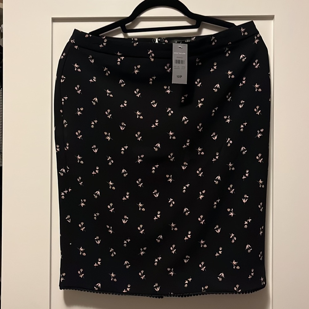NWT Ann Taylor Petite Floral scallop pencil skirt